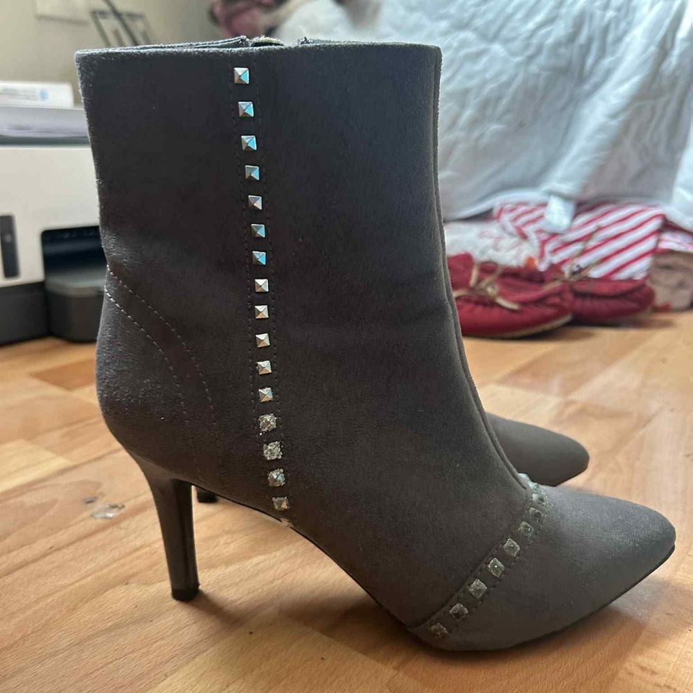 Fioni Size 7 Studded Gray Ankle Boots